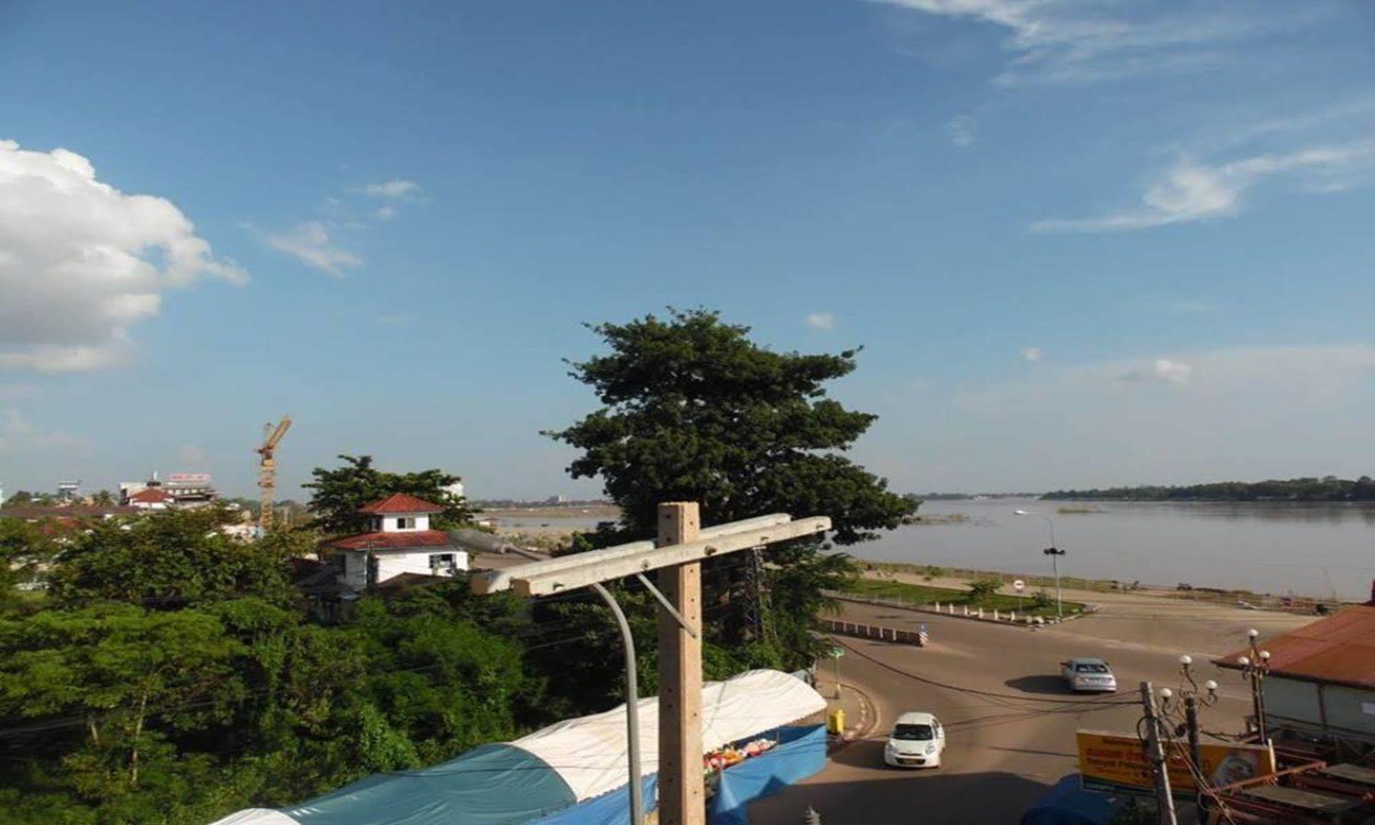Mekong Sunshine Hotel Vientiane Bagian luar foto