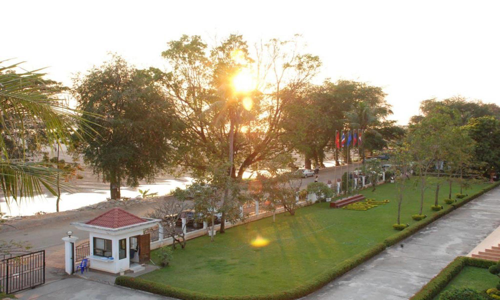 Mekong Sunshine Hotel Vientiane Bagian luar foto